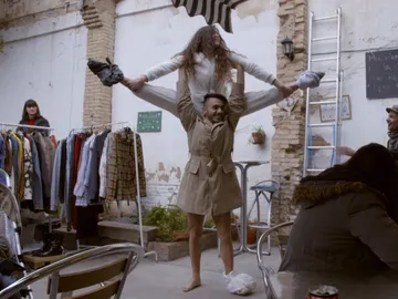 Raquel y Juanjo bailan para conseguir algo de dinero Raquel y Juanjo bailan para conseguir algo de dinero