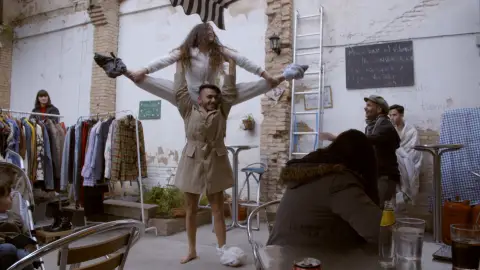 Raquel y Juanjo bailan para conseguir algo de dinero Raquel y Juanjo bailan para conseguir algo de dinero