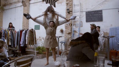 Raquel y Juanjo bailan para conseguir algo de dinero 