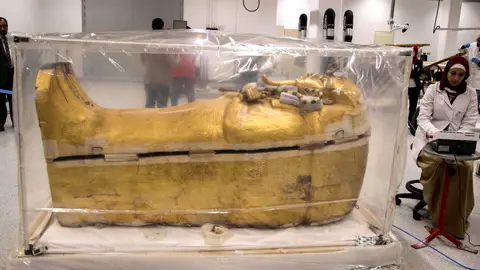 Mimo y paciencia para devolver el lustre al sarcófago de Tutankamón Mimo y paciencia para devolver el lustre al sarcófago de Tutankamón