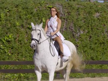 Lidia monta a caballo con algunas dificultades
