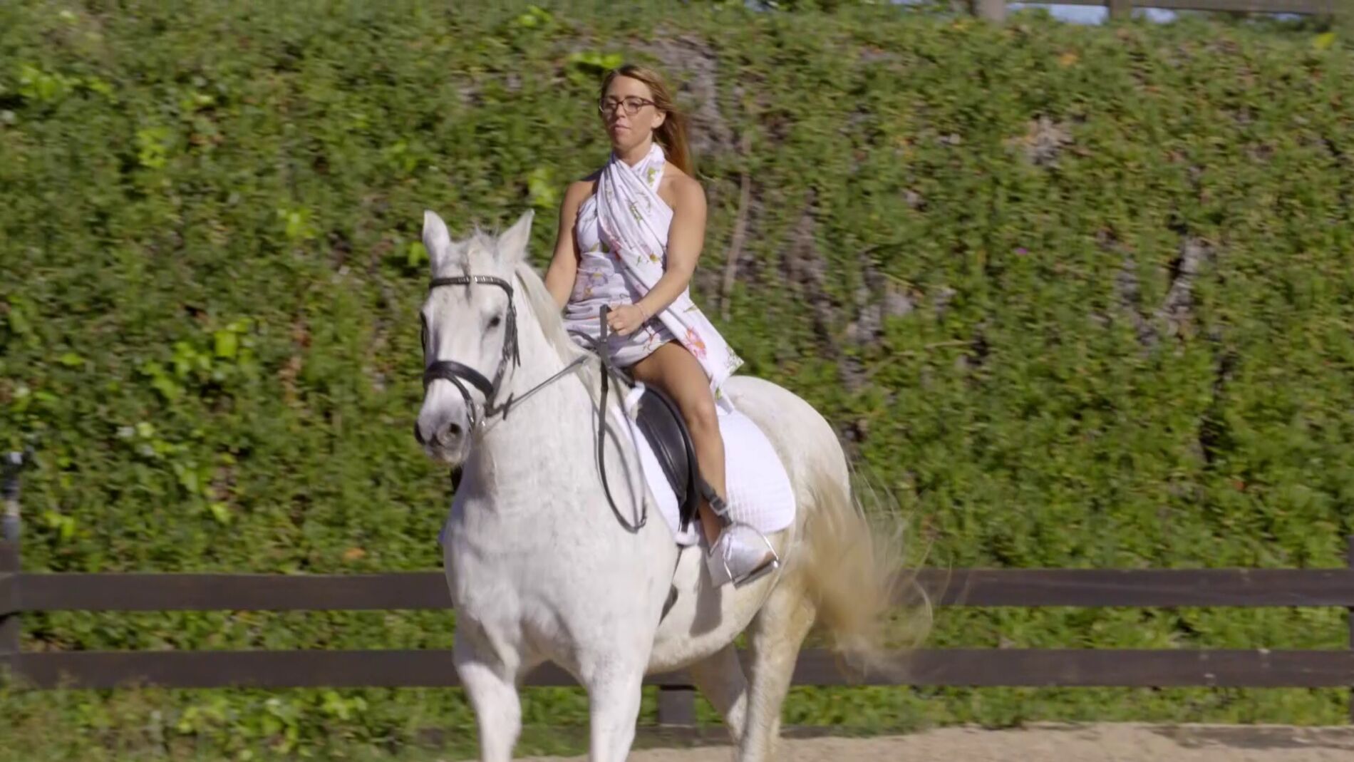 Lidia monta a caballo con algunas dificultades