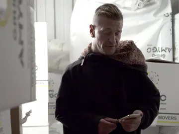 Dani recupera un objeto que le ayudará a trabajar Dani recupera un objeto que le ayudará a trabajar