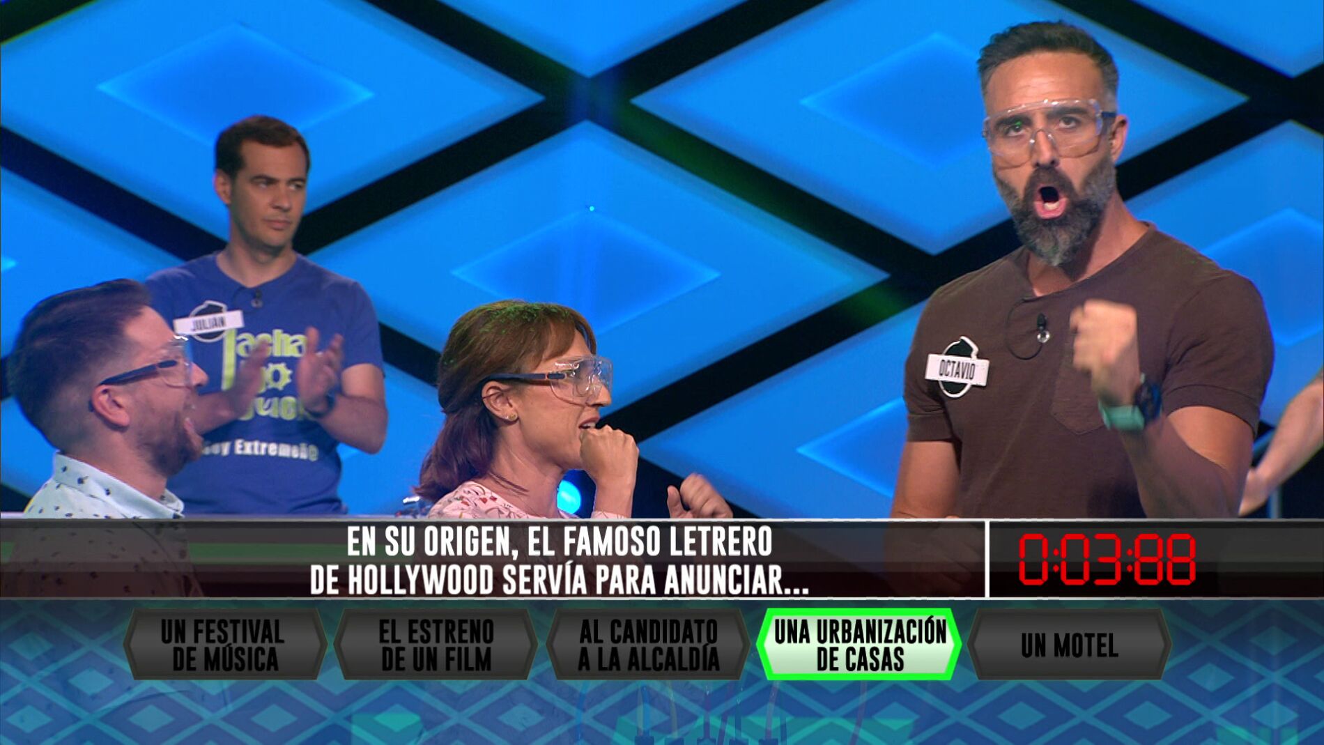 "&iexcl;Vamos!", el famoso letrero de Hollywood da un respiro al 'Paparajote team' en '&iexcl;Boom!'