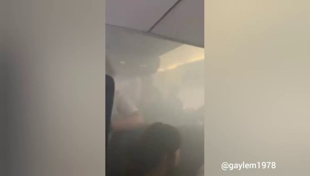 Un avión se llena de humo en Manises y deja una decena de heridos