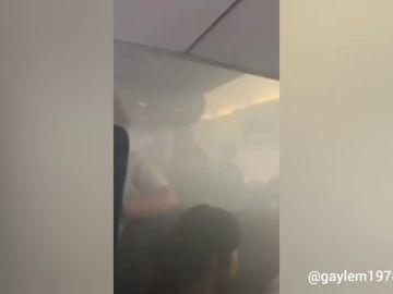 Un avión se llena de humo en Manises y deja una decena de heridos