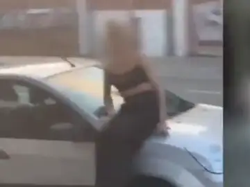 Conducción temeraria: lleva a una joven el el capó de su coche y pierde 6 puntos del carnet Conducción temeraria: lleva a una joven el el capó de su coche y pierde 6 puntos del carnet