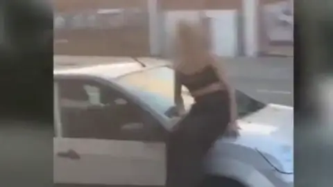 Conducción temeraria: lleva a una joven el el capó de su coche y pierde 6 puntos del carnet Conducción temeraria: lleva a una joven el el capó de su coche y pierde 6 puntos del carnet
