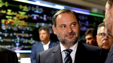 José Luis Ábalos da por cerrado un acuerdo con Compromís para investir a Pedro Sánchez