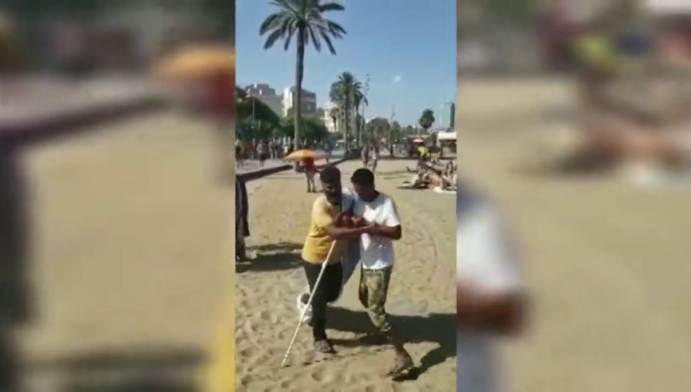 Se dispara el número de 'sombrilleros' en las playas de Barcelona