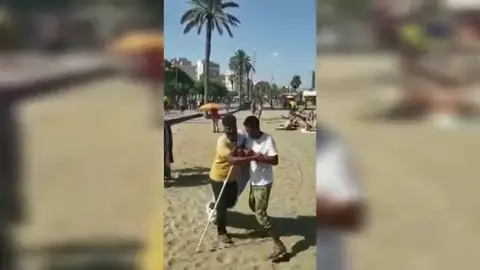 Se dispara el número de 'sombrilleros' en las playas de Barcelona Se dispara el número de 'sombrilleros' en las playas de Barcelona