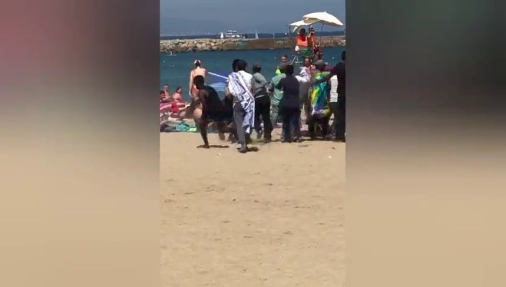 Pelea entre "sombrilleros" en la playa de "La Barceloneta"