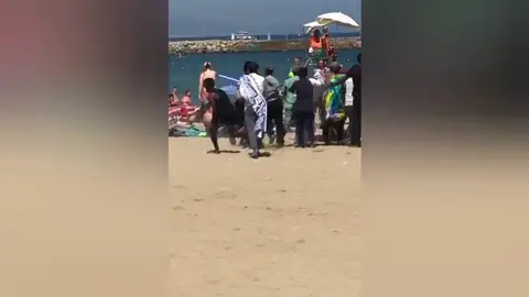 Pelea entre "sombrilleros" en la playa de "La Barceloneta" Pelea entre "sombrilleros" en la playa de "La Barceloneta"