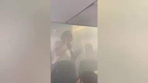 Más de una decena de heridos al llenarse de humo la cabina de un avión en Manises Más de una decena de heridos al llenarse de humo la cabina de un avión en Manises