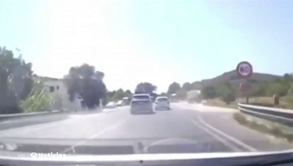 Un conductor intentó adelantar en Ibiza en una carretera de doble sentido 