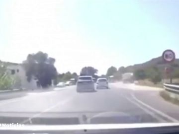 Un conductor intentó adelantar en Ibiza en una carretera de doble sentido 