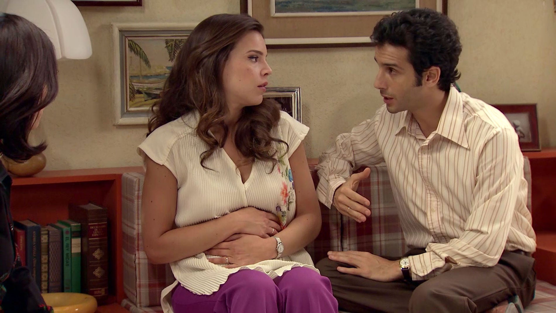 María, atemorizada por su bebé