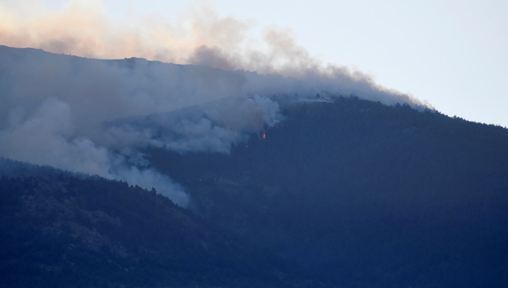 Vista del incendio forestal declarado cerca del Real Sitio de San Ildefonso-La Granja, en la frontera del Parque Nacional de Guadarrama