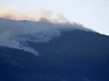Vista del incendio forestal declarado cerca del Real Sitio de San Ildefonso-La Granja, en la frontera del Parque Nacional de Guadarrama Vista del incendio forestal declarado cerca del Real Sitio de San Ildefonso-La Granja, en la frontera del Parque Nacional de Guadarrama