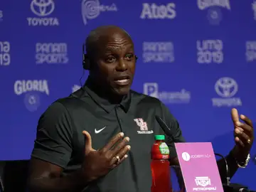 Carl Lewis durante la rueda de prensa en los Juegos Panamericanos Carl Lewis durante la rueda de prensa en los Juegos Panamericanos