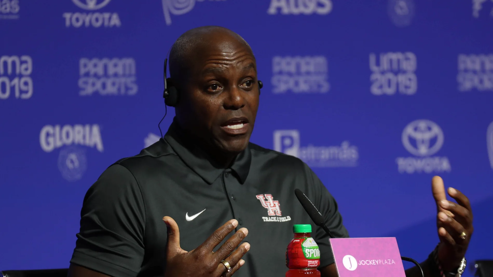 Carl Lewis durante la rueda de prensa en los Juegos Panamericanos Carl Lewis durante la rueda de prensa en los Juegos Panamericanos