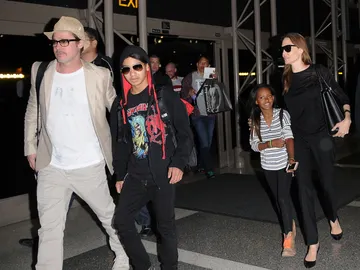 Angelina Jolie y Brad Pitt con sus hijos Angelina Jolie y Brad Pitt con sus hijos