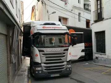 El camión quedó atrapado a las 5 y media de la mañana en la localidad de San Pol de Mar El camión quedó atrapado a las 5 y media de la mañana en la localidad de San Pol de Mar