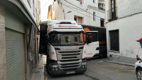 El camión quedó atrapado a las 5 y media de la mañana en la localidad de San Pol de Mar El camión quedó atrapado a las 5 y media de la mañana en la localidad de San Pol de Mar