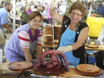 Una pulpeira muestra uno de los pulpos cocidos durante la Festa do Pulpo de O Carballiño Una pulpeira muestra uno de los pulpos cocidos durante la Festa do Pulpo de O Carballiño