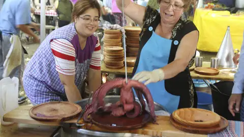 Una pulpeira muestra uno de los pulpos cocidos durante la Festa do Pulpo de O Carballiño Una pulpeira muestra uno de los pulpos cocidos durante la Festa do Pulpo de O Carballiño