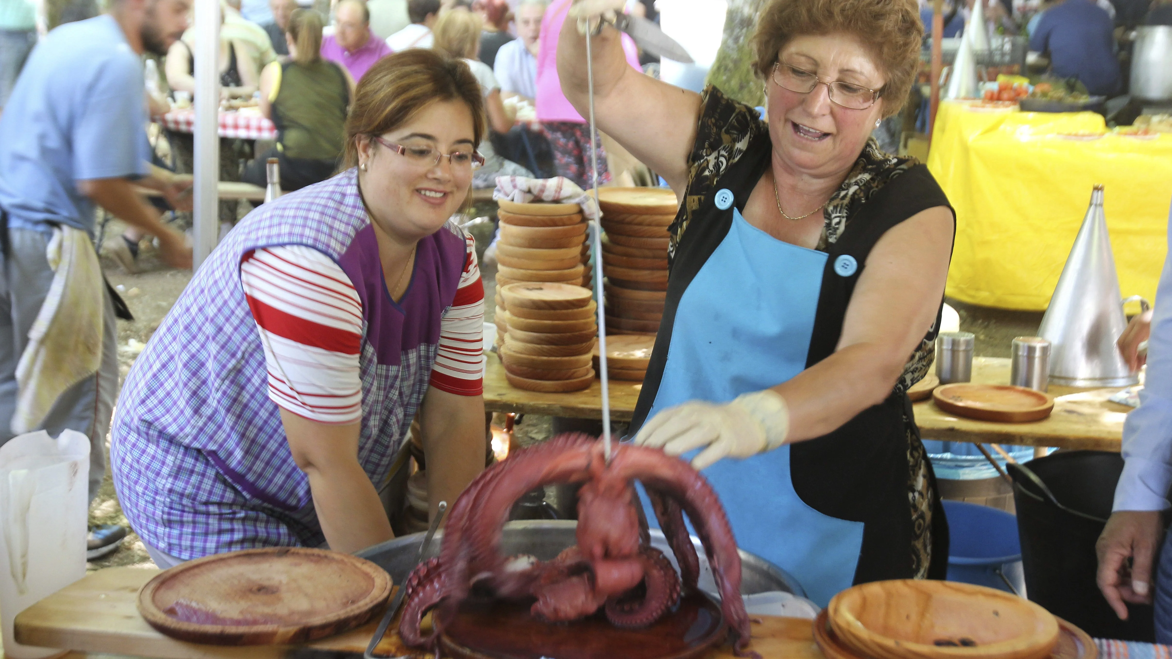 Una pulpeira muestra uno de los pulpos cocidos durante la Festa do Pulpo de O Carballiño Una pulpeira muestra uno de los pulpos cocidos durante la Festa do Pulpo de O Carballiño
