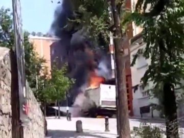 Un camión cargado de papel se incendia en Barcelona Un camión cargado de papel se incendia en Barcelona