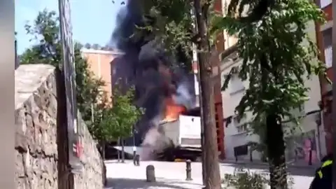 Un camión cargado de papel se incendia en Barcelona Un camión cargado de papel se incendia en Barcelona