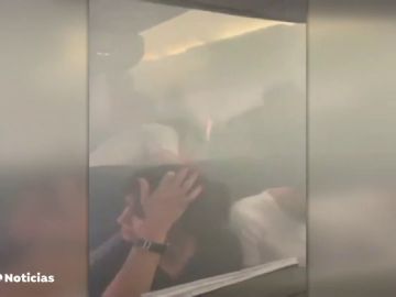 Pánico entre los pasajeros al aterrizar en Valencia un avión con un motor incendiado: "Ha sido de locos"