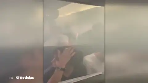Pánico entre los pasajeros al aterrizar en Valencia un avión con un motor incendiado: "Ha sido de locos" Pánico entre los pasajeros al aterrizar en Valencia un avión con un motor incendiado: "Ha sido de locos"