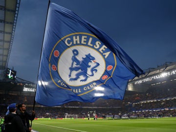 La bandera del Chelsea ondea en Stamford Bridge