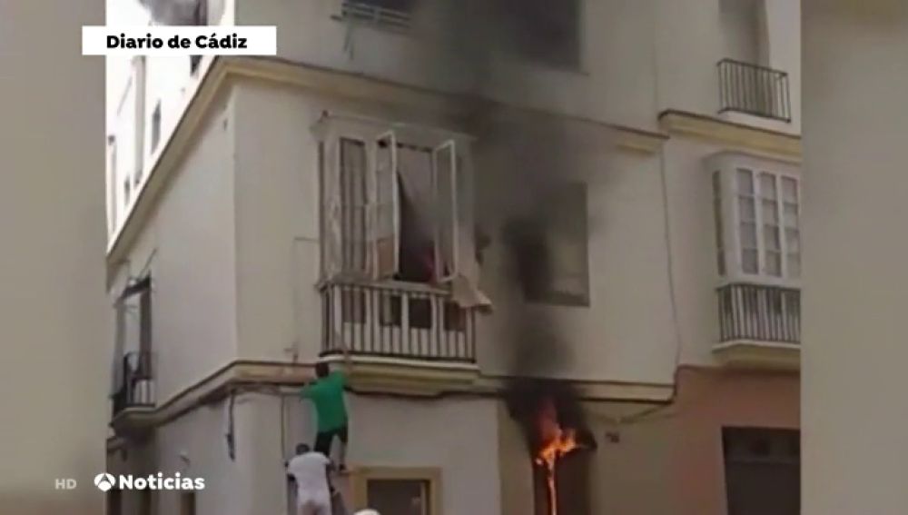 Un hombre sale ileso de un incendio en una casa Okupa