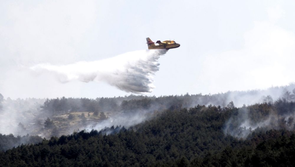 Imagen de las labores de extinción del incendio forestal declarado en el Real Sitio de San Ildefonso-La Granja esta semana.