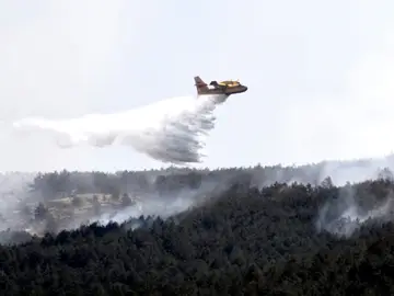 Imagen de las labores de extinción del incendio forestal declarado en el Real Sitio de San Ildefonso-La Granja esta semana. Imagen de las labores de extinción del incendio forestal declarado en el Real Sitio de San Ildefonso-La Granja esta semana.