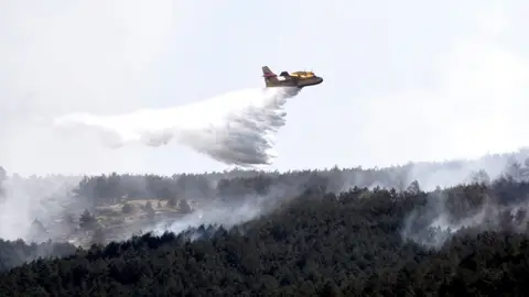 Imagen de las labores de extinción del incendio forestal declarado en el Real Sitio de San Ildefonso-La Granja esta semana. Imagen de las labores de extinción del incendio forestal declarado en el Real Sitio de San Ildefonso-La Granja esta semana.