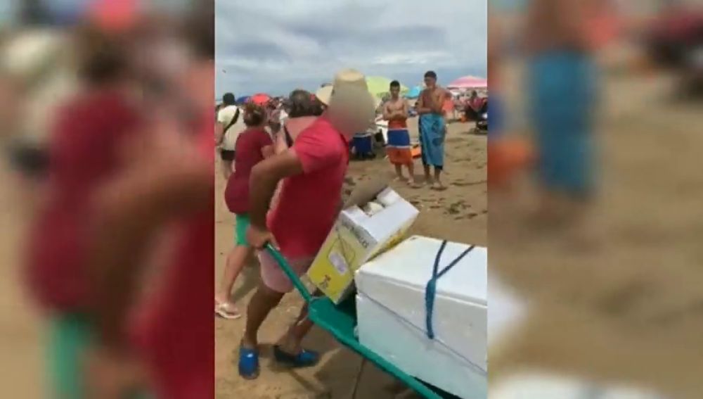 El vídeo del momento en el que un vendedor ambulante apuñala a un policía en Punta Umbría (Huelva)