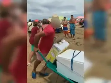 El vídeo del momento en el que un vendedor ambulante apuñala a un policía en Punta Umbría (Huelva) El vídeo del momento en el que un vendedor ambulante apuñala a un policía en Punta Umbría (Huelva)