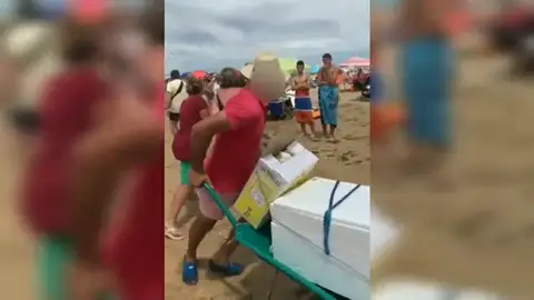 El vídeo del momento en el que un vendedor ambulante apuñala a un policía en Punta Umbría (Huelva) El vídeo del momento en el que un vendedor ambulante apuñala a un policía en Punta Umbría (Huelva)