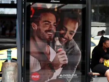 La campaña a favor de los derechos homosexuales de Coca Cola, criticada por los nacionalistas húngaros La campaña a favor de los derechos homosexuales de Coca Cola, criticada por los nacionalistas húngaros