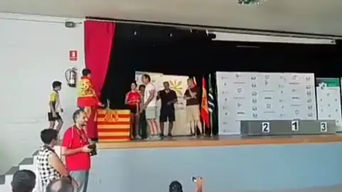 Pablo Ozagón al recoger subir a por su trofeo Pablo Ozagón al recoger subir a por su trofeo