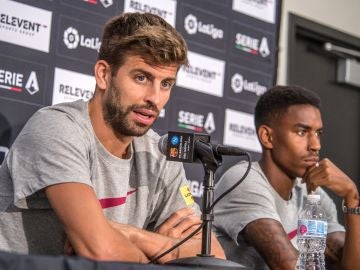 Gerard Piqué y Junior Firpo durante la rueda de prensa previa al partido 