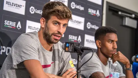 Gerard Piqué y Junior Firpo durante la rueda de prensa previa al partido Gerard Piqué y Junior Firpo durante la rueda de prensa previa al partido