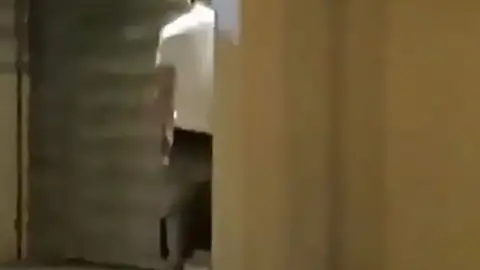 Imágenes del cliente y la prostituta manteniendo relaciones sexuales en plena calle en Barcelona Imágenes del cliente y la prostituta manteniendo relaciones sexuales en plena calle en Barcelona