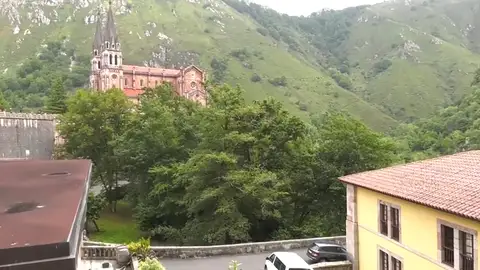 Muere el niño de 3 años que se cayó por un desnivel en el Santuario de Covadonga Muere el niño de 3 años que se cayó por un desnivel en el Santuario de Covadonga