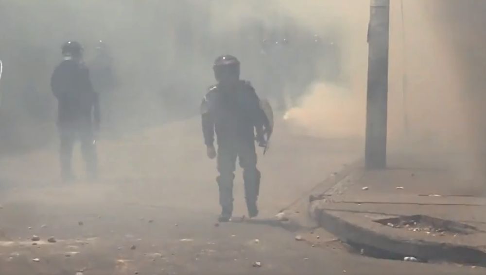 Policía de honduras en el enfrentamiento contra los manifestantes